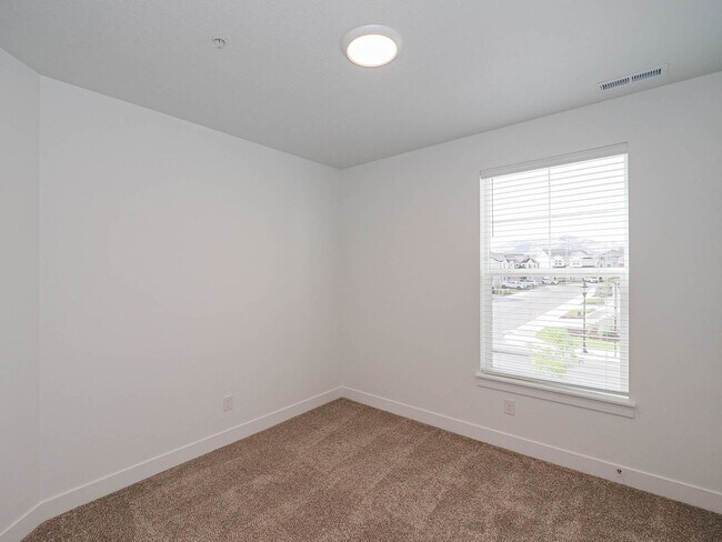 Building Photo - 6667 Twin Rocks Ln