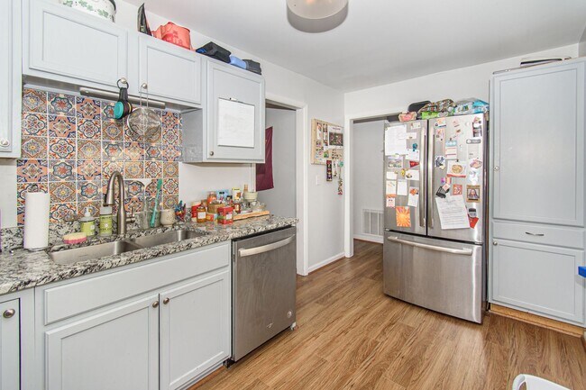 Building Photo - Charming 3 Bed 3.5 Bath Townhome