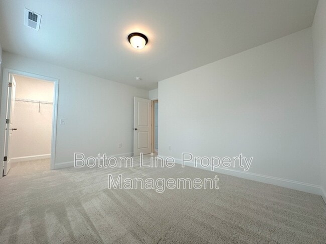 Building Photo - 2938 Clyde Dr