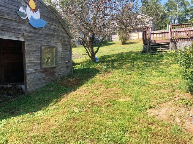 Building Photo - 423-425-425 Moss St