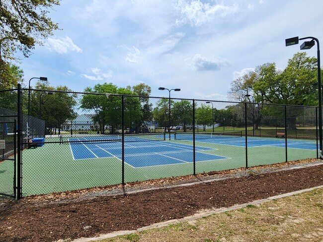 Building Photo - Home Available in Summerhouse on Everett Bay! Showings Coming Soon.