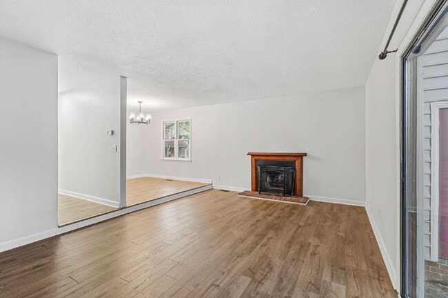 Building Photo - 3-Bed Spacious End Unit Townhouse