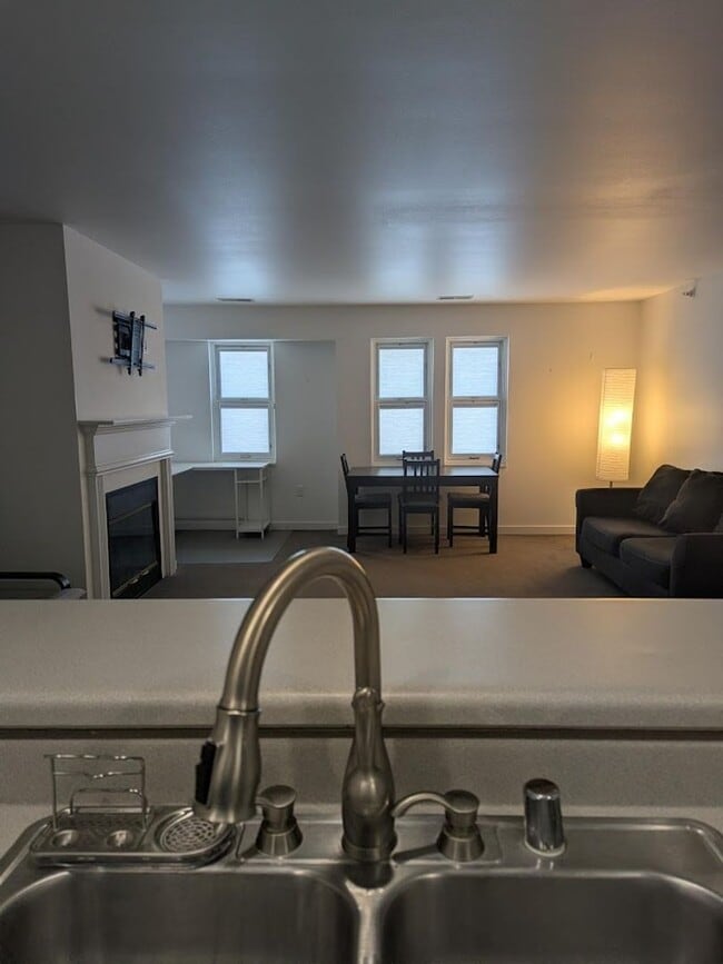 Building Photo - Bright and Spacious Condo for Rent in Downtown Verona