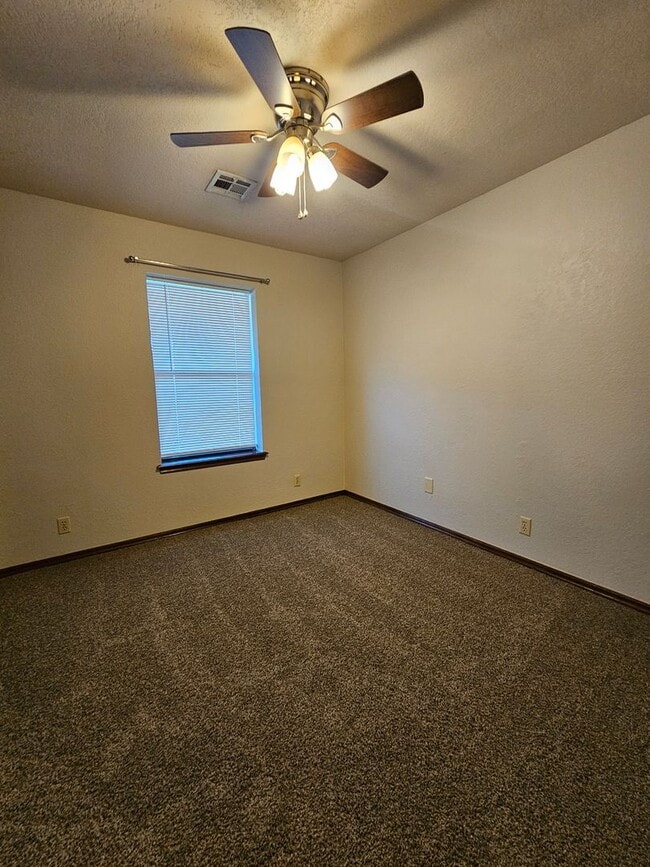 Building Photo - (3) Bed/(2) Bath Avail NOW! Pets Negotiable.