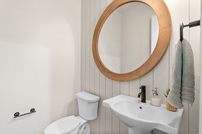 Building Photo - 2460 W Iron Coop St