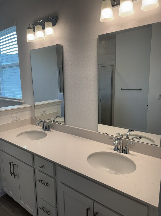 Building Photo - "Spacious 4-Bed Oasis with Granite Finishes & Guest Suite in Jacksonville!"