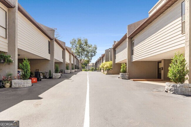 Building Photo - 510 E Ponce de Leon Ave