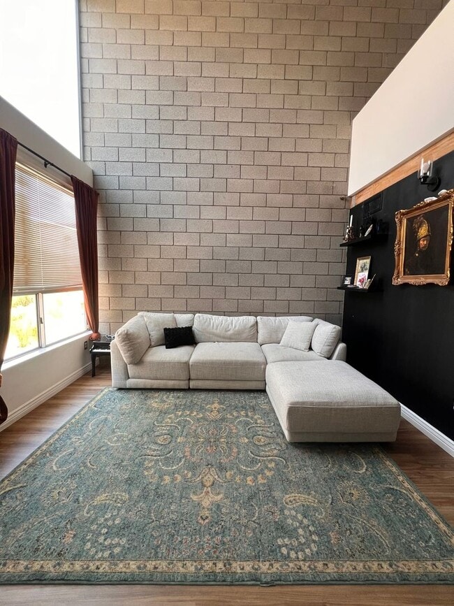 Building Photo - Modern Downtown Loft – Walkable, Stylish, ...