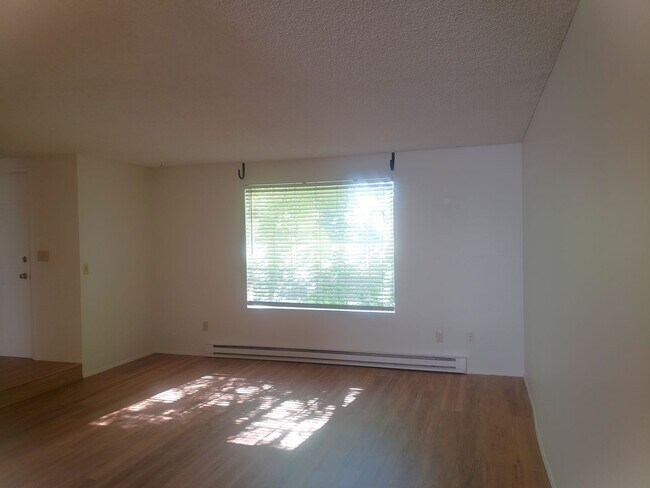Building Photo - Spacious Townhouse with Two Car Garage!