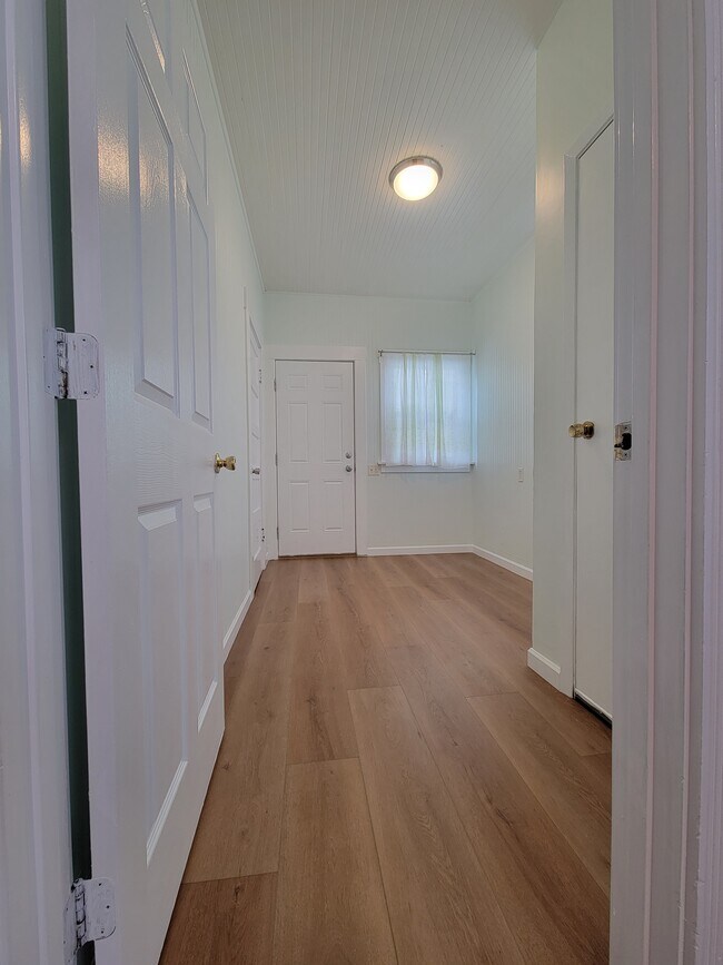 Building Photo - 614 Grand Ave