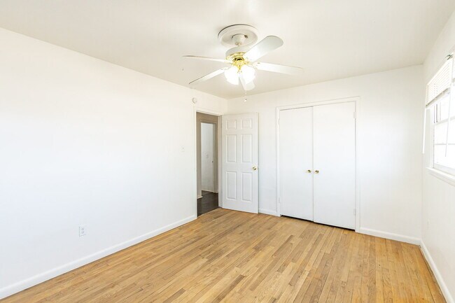 Building Photo - Lots of space!!