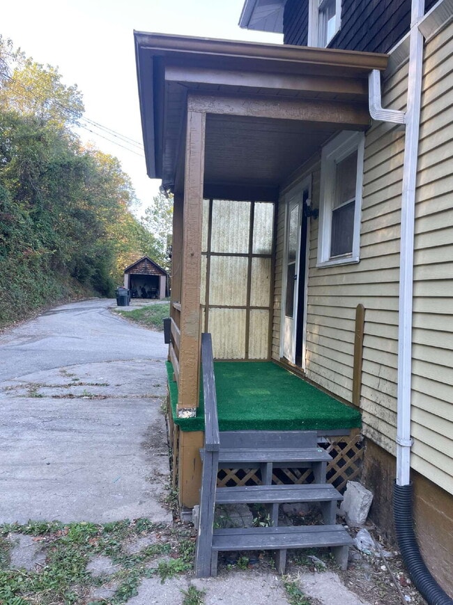 Building Photo - 3 bedroom in quiet part of Clairton Move in Special 50% off 1st months rent!!