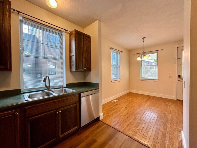 Building Photo - Four Bedroom Home in Eastown GR
