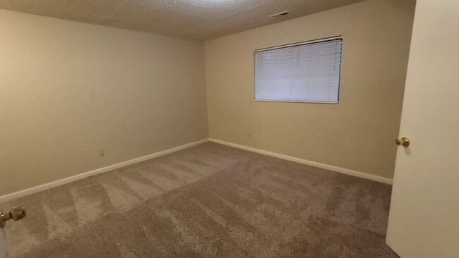 Building Photo - 4 Bed 2.5 Bath Available Now - MileStone R...