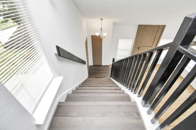 Building Photo - 1111 W Brompton Dr