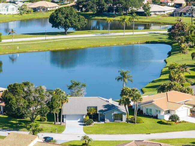Building Photo - 2386 SW Creekside Dr
