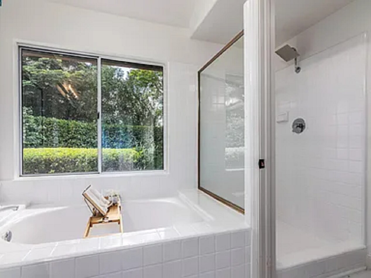Master Bath - 15 Hillview Ct