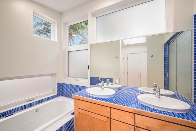Building Photo - Beautifully renovated home in Montclair with architectural flair