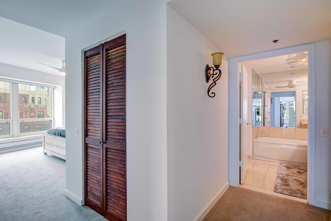 Building Photo - 57 E Delaware Pl