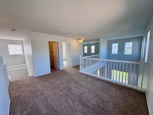 Building Photo - Spacious 4 Bedroom Home with a loft AND bo...