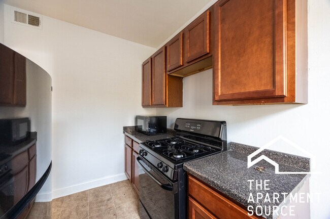 Building Photo - 2004 W Jarvis Ave