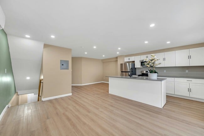 Building Photo - 171 Van Horne St