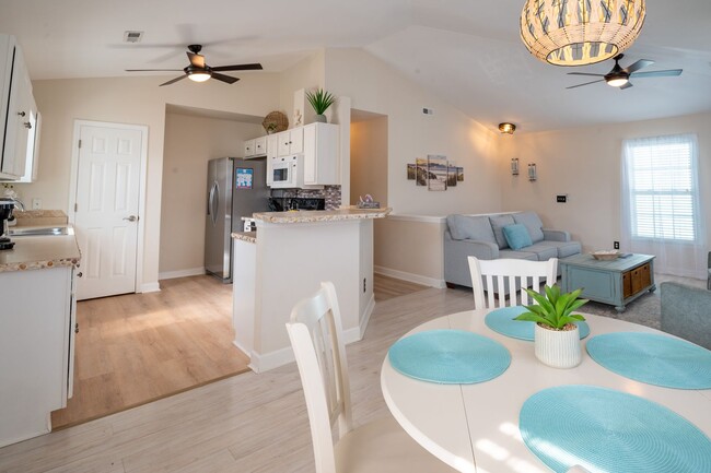 Building Photo - FURNISHED OFF-SEASON MONTHLY RENTAL-STARTI...