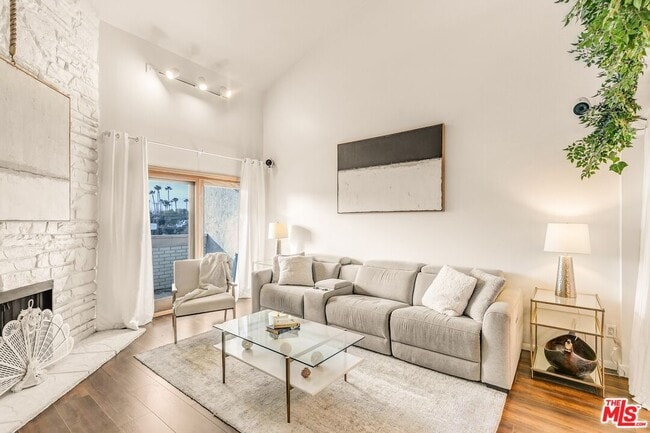 Building Photo - 14050 Magnolia Blvd