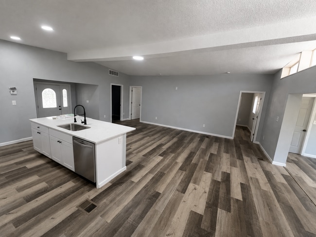 Building Photo - 3498 Riverdale Dr