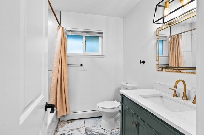 Building Photo - Charming and Renovated 4 Bedroom 2 Bathroo...