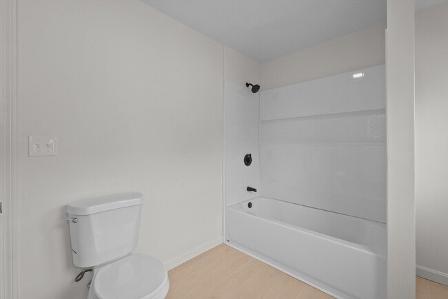 Building Photo - 6 Coffin Ave Ct