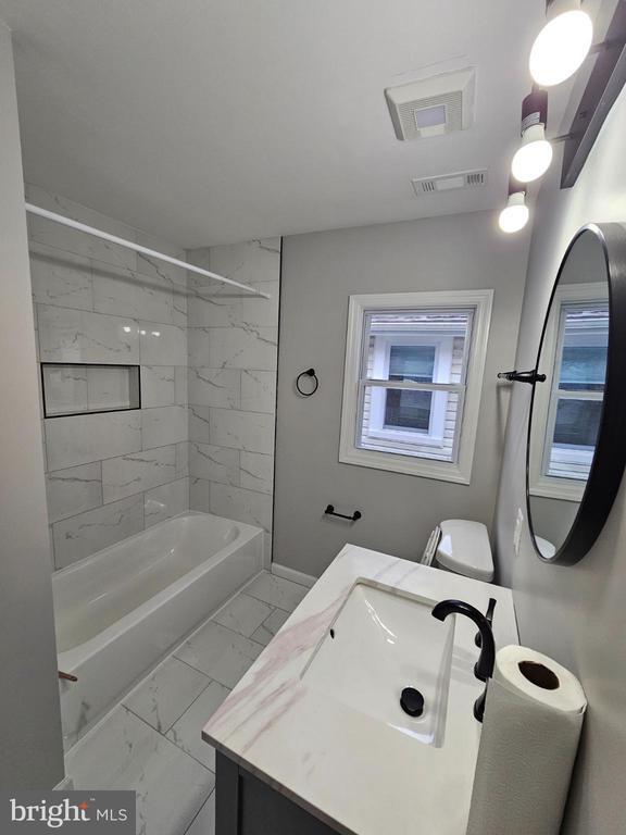 Building Photo - 909 45th Pl NE