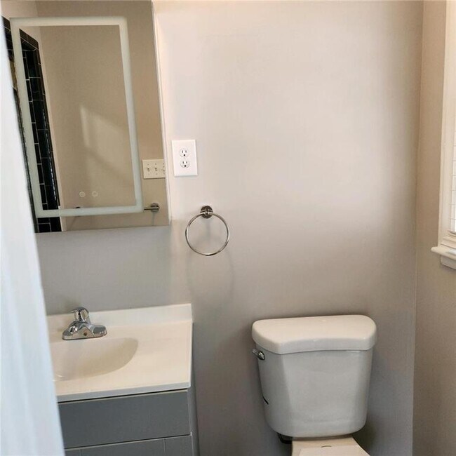 Building Photo - 1049 Ormewood Ave SE