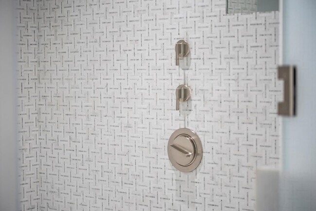 Building Photo - 6587 N Palmeraie Blvd