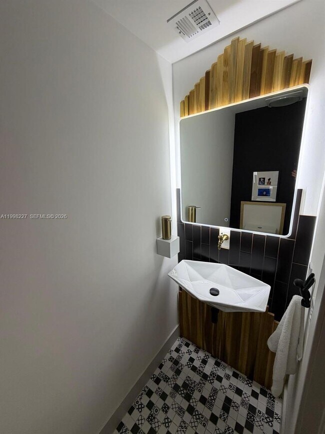 Building Photo - 455 NW 19th Ln