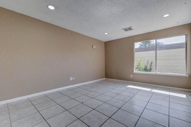 Building Photo - Houston Living in a Spacious Townhome