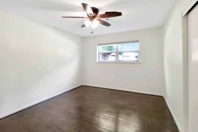 Building Photo - 5602 Sylmar Rd