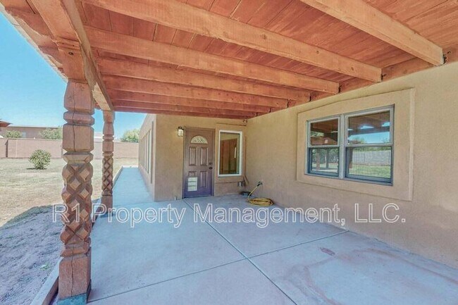 Building Photo - 501 Calle del la Angel