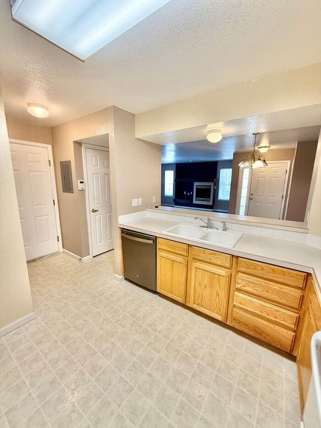 Building Photo - 3 Bedroom 2.5 Bath Townhome with 1 car gar...