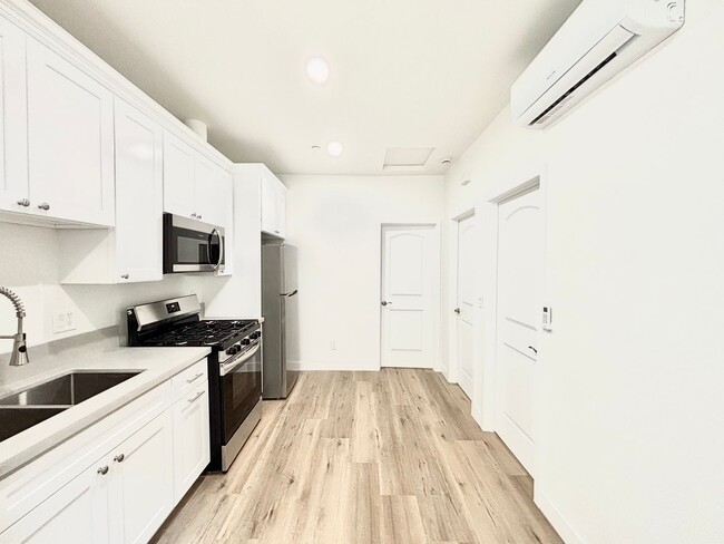 Building Photo - 351H2 - Oxnard | 2 Bed 1 Bath | Newly Reno...