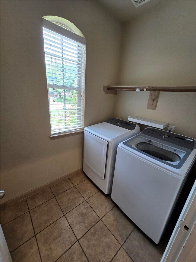 Building Photo - 6119 Grassy Haven Ln
