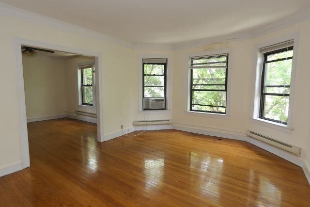 Building Photo - 1130 W Oakdale Ave