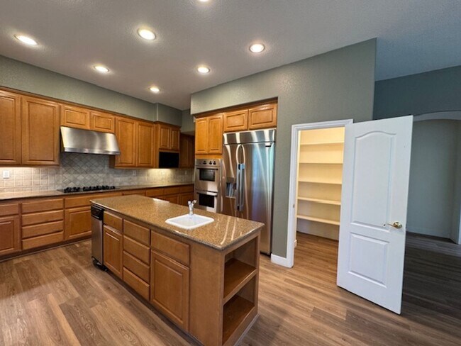 Building Photo - Gorgeous 5 bedroom + office, 4.5 bath Alam...