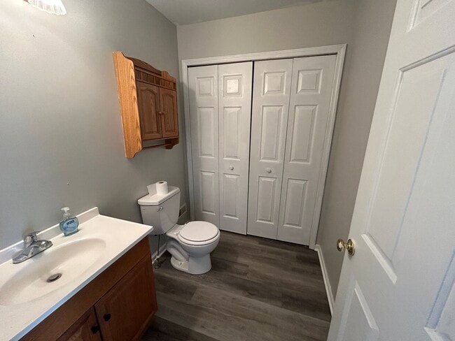 Building Photo - Updated Townhome
