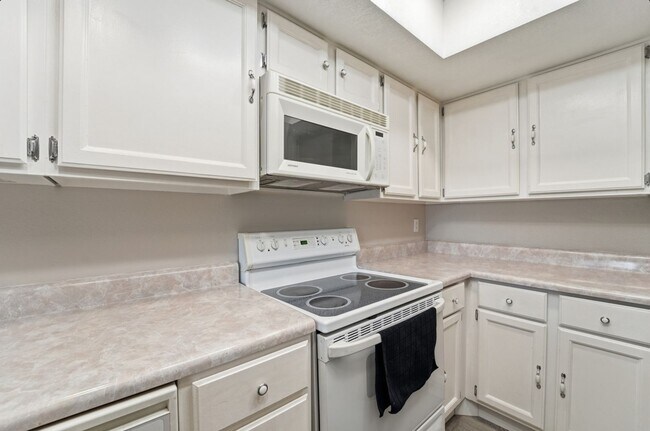 Building Photo - Central Phoenix Gem! Private Patio, Gated, Pool + Underground Parking