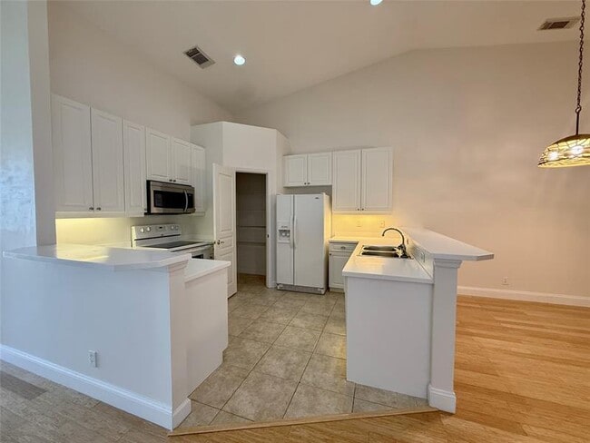 Building Photo - 10495 SW West Park Ave