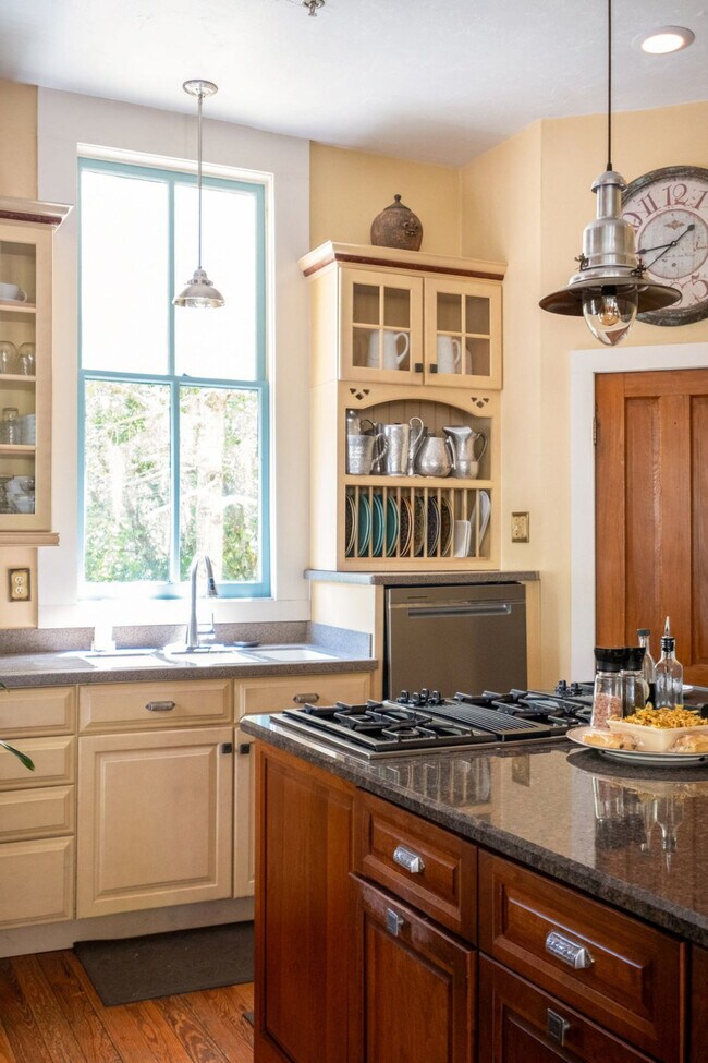 Building Photo - 221 SE 7th St