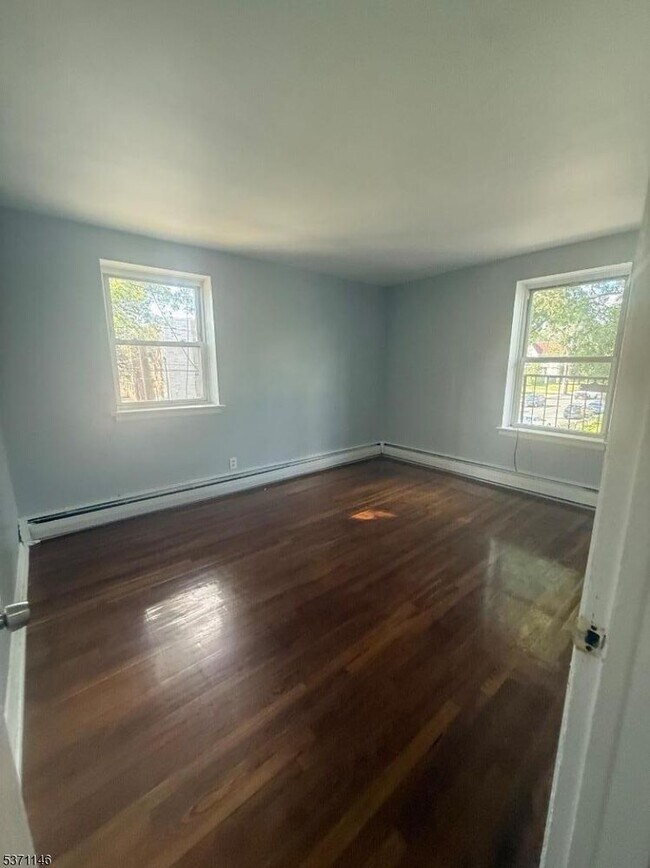 Building Photo - 711 Plainfield Ave