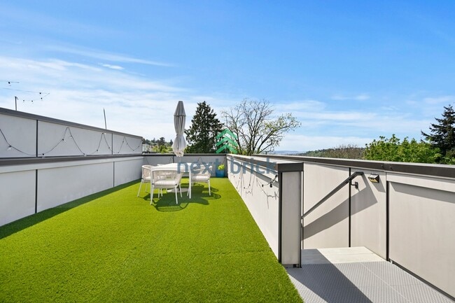 Building Photo - 3 BED & 2 BATH TOWNHOUSE FOR RENT