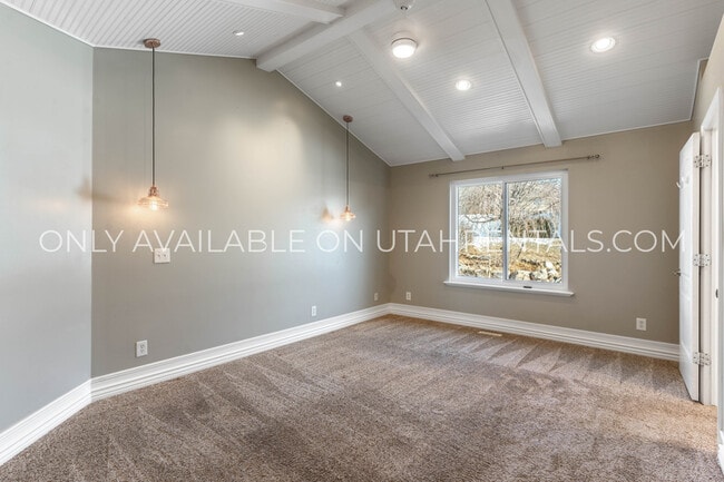 Building Photo - 1595 S 50 W